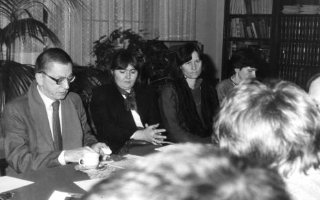 Konferencja prasowa w czytelni biblioteki ms, z lewej dyr. Ryszard Stanisławski (ms) oraz artyści grupy Hajnówka